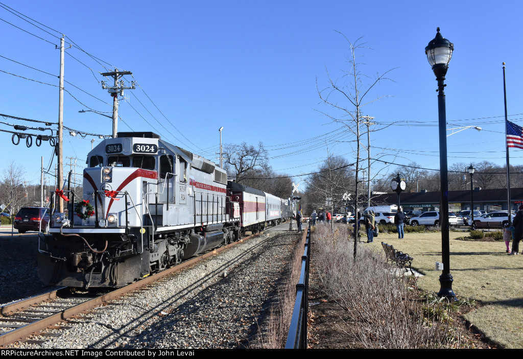 The TFT train crossing Ramapo Valley Road behind the 3024